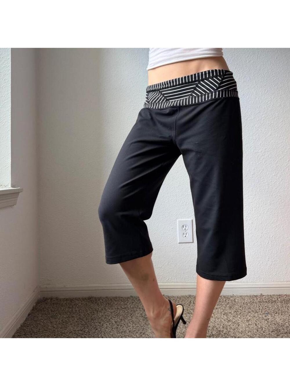 y2k Lululemon reversible low rise black and white cropped athletic wear capris